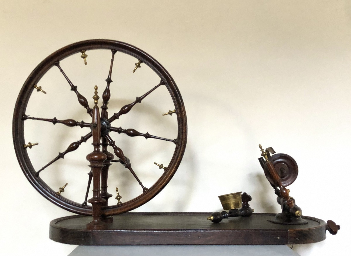 18th Century Table Spinning Wheel. -photo-2