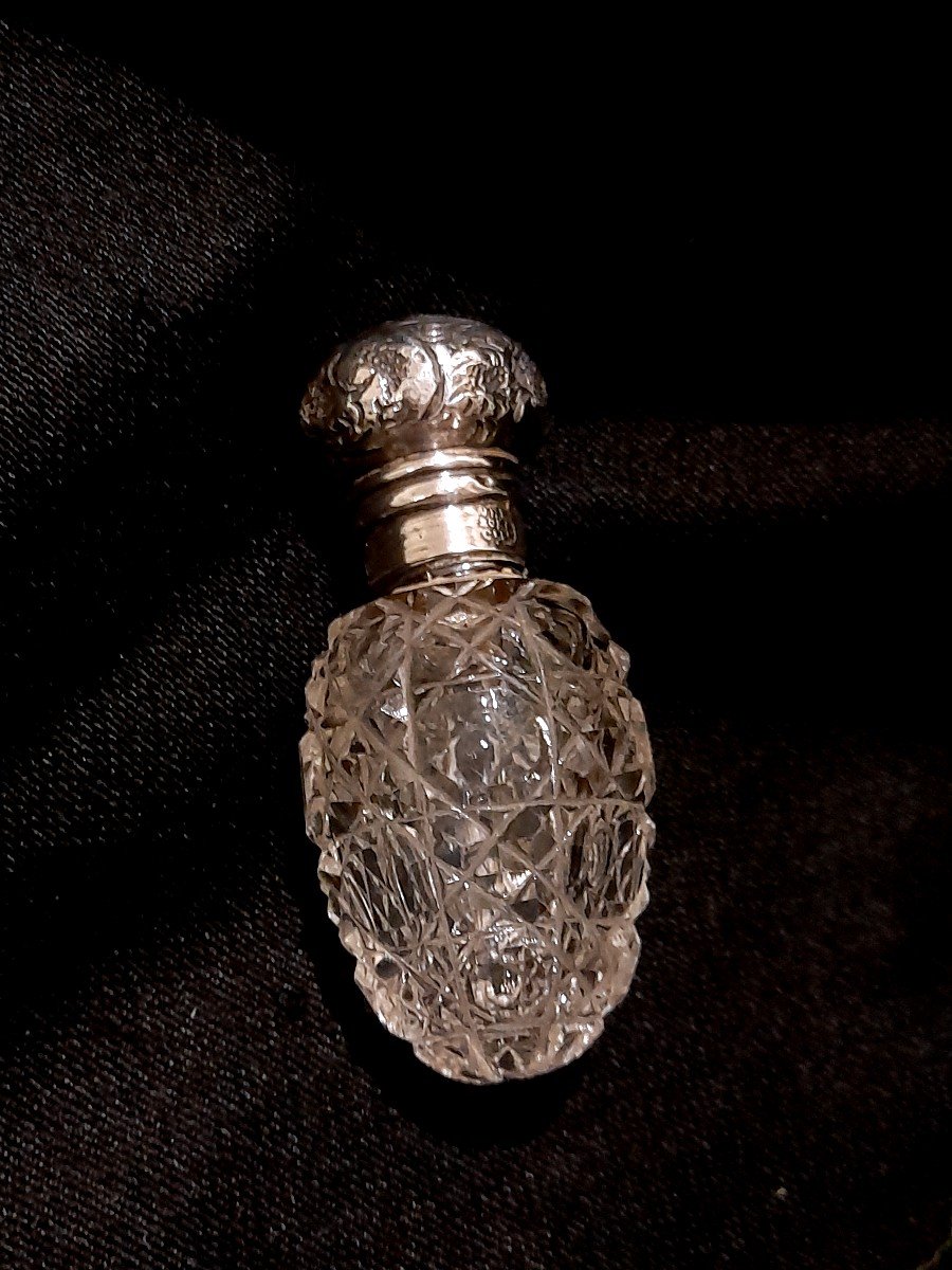 Egg-shaped Perfume Salt Bottle In Sterling Silver And English Cut Crystal -photo-2