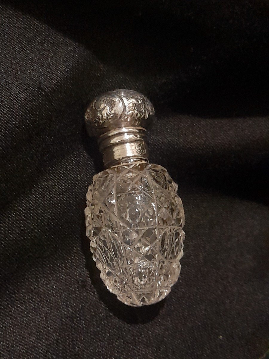 Egg-shaped Perfume Salt Bottle In Sterling Silver And English Cut Crystal 