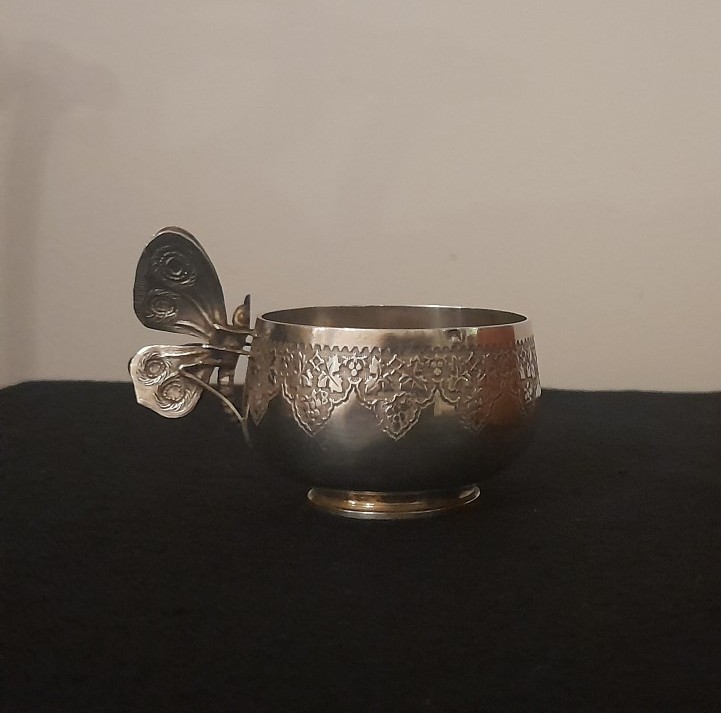 Tasse Miniature En Argent Massif Au Papillon Et Vignes Epoque Art Nouveau