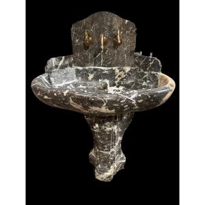 Shell-shaped Basin On Its Three-faceted Marble Sheath Base Forming Washbasin