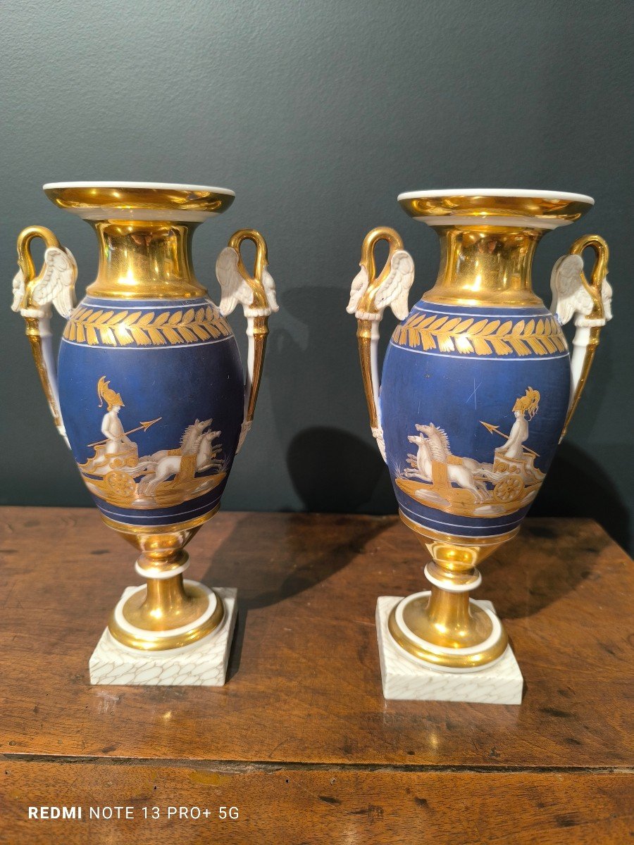 Paire De Vases En Porcelaine Et Biscuit à Décor Néoclassique. Epoque Empire