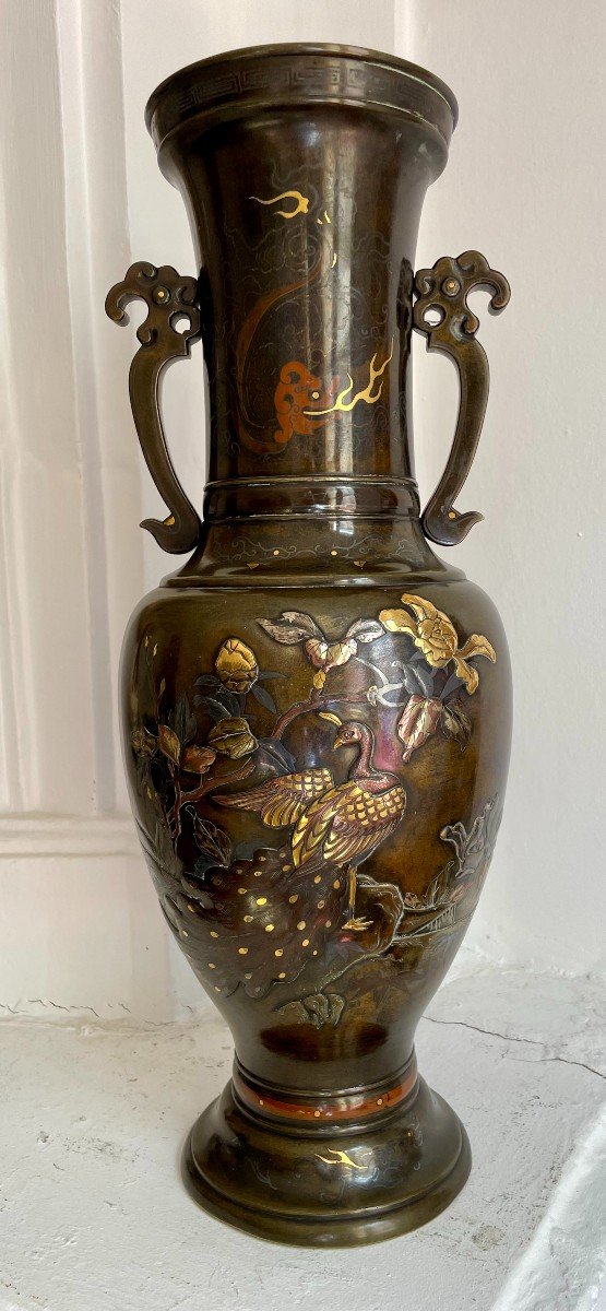 Japon Meiji 1868-1912 grand vase balustre bronze à décor oiseaux et fleurs en relief 46cm 5.7KG