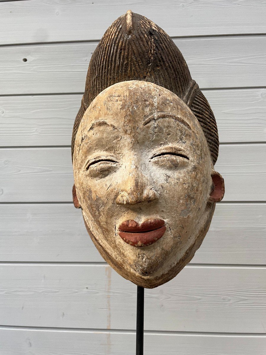 Masque d'Initiation Okuyi Punu, Gabon. Bois De Fromager, Kaolin, Pigments Rouges. H. 38cm -photo-1