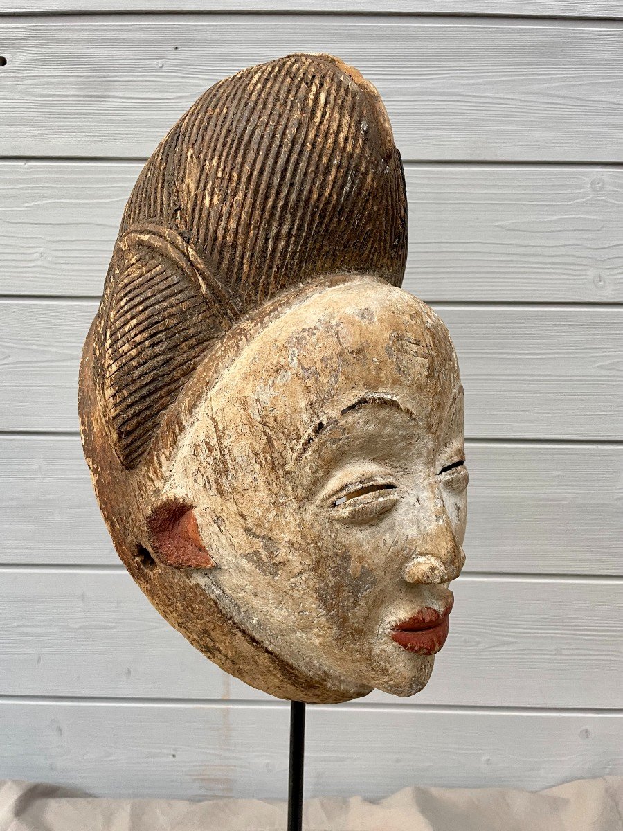 Masque d'Initiation Okuyi Punu, Gabon. Bois De Fromager, Kaolin, Pigments Rouges. H. 38cm 