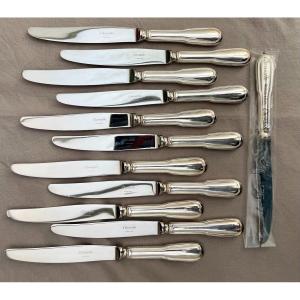 CHRISTOFLE Suite de 12  couteaux de table en m&eacute;tal argent&eacute; mod&egrave;le Chinon lames inox 24,5cm 