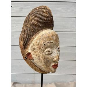 Masque d'Initiation Okuyi Punu, Gabon. Bois De Fromager, Kaolin, Pigments Rouges. H. 38cm 