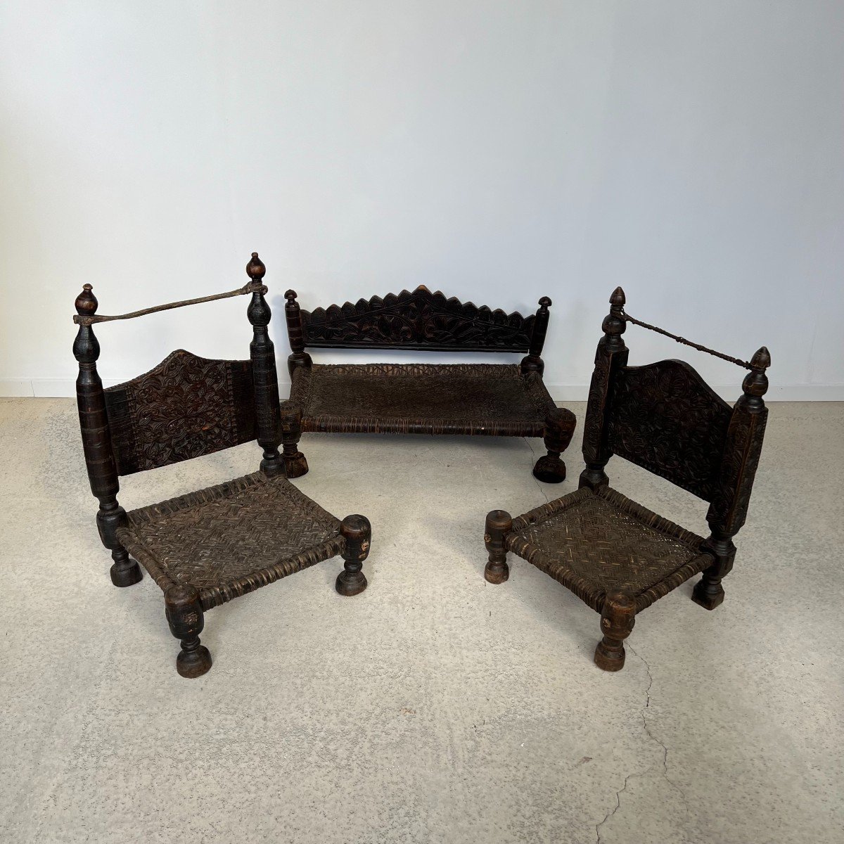 Salon Ancien Chaises Et Banc Afghan Nuristan Bois Et Cuir, 19ème Siècle-photo-1