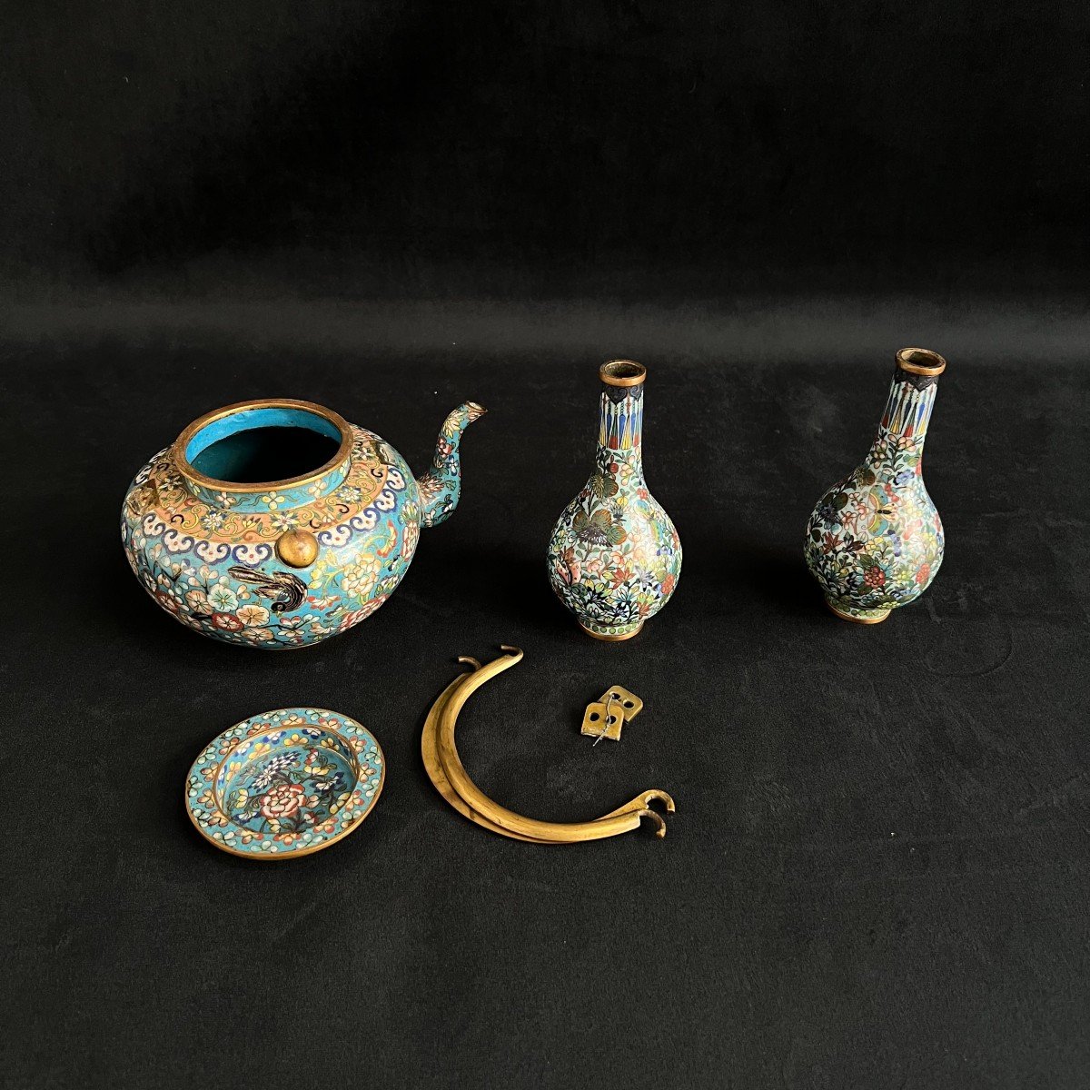 Teapot And Pair Of Bronze Vases, Cloisonné Enamels On A Turquoise Blue Background, China 19th Century -photo-2