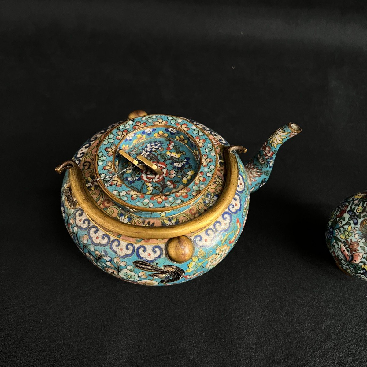 Teapot And Pair Of Bronze Vases, Cloisonné Enamels On A Turquoise Blue Background, China 19th Century -photo-3