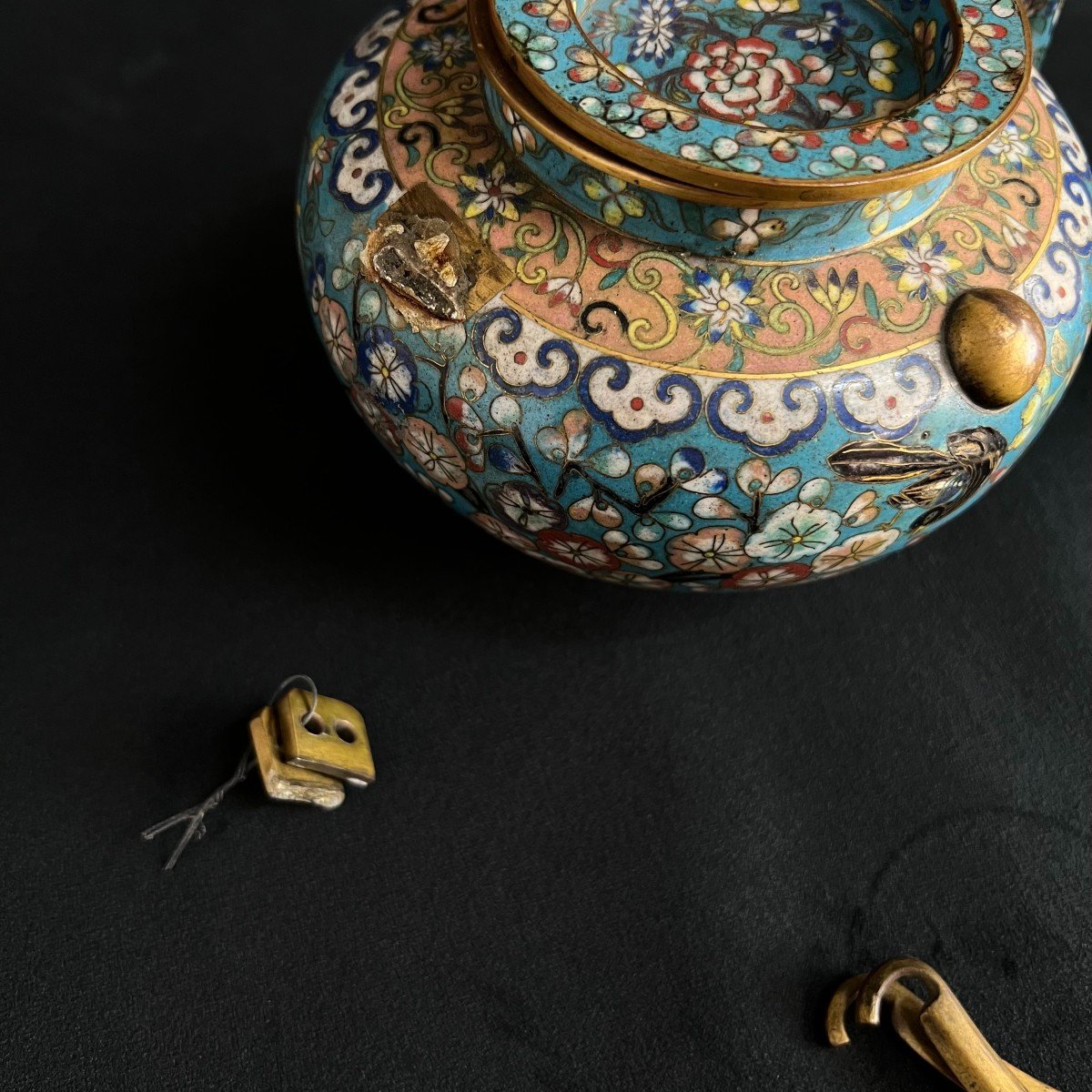 Teapot And Pair Of Bronze Vases, Cloisonné Enamels On A Turquoise Blue Background, China 19th Century -photo-4