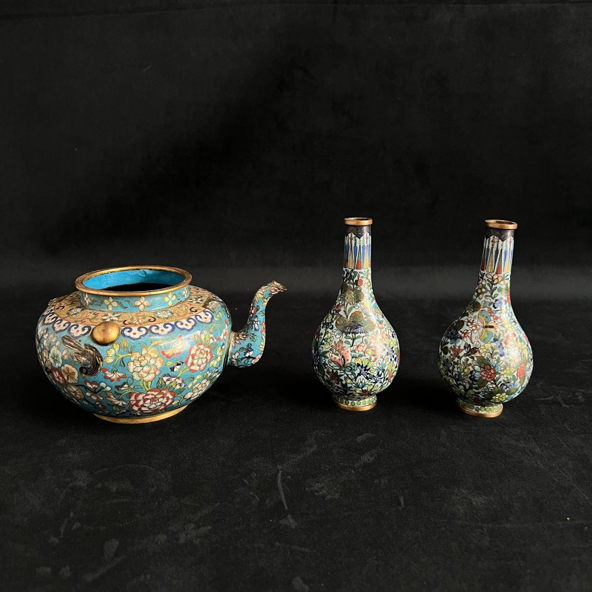 Teapot And Pair Of Bronze Vases, Cloisonné Enamels On A Turquoise Blue Background, China 19th Century -photo-2