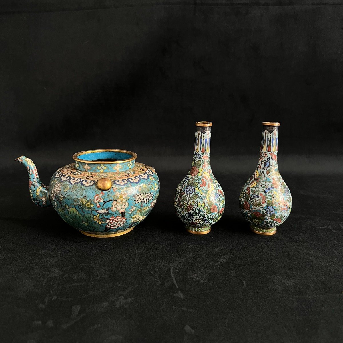 Teapot And Pair Of Bronze Vases, Cloisonné Enamels On A Turquoise Blue Background, China 19th Century -photo-3