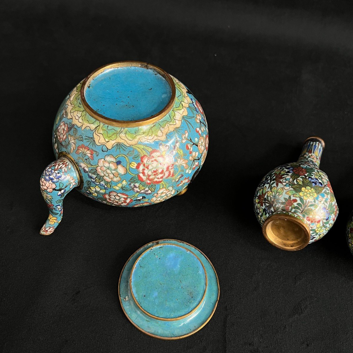 Teapot And Pair Of Bronze Vases, Cloisonné Enamels On A Turquoise Blue Background, China 19th Century -photo-4