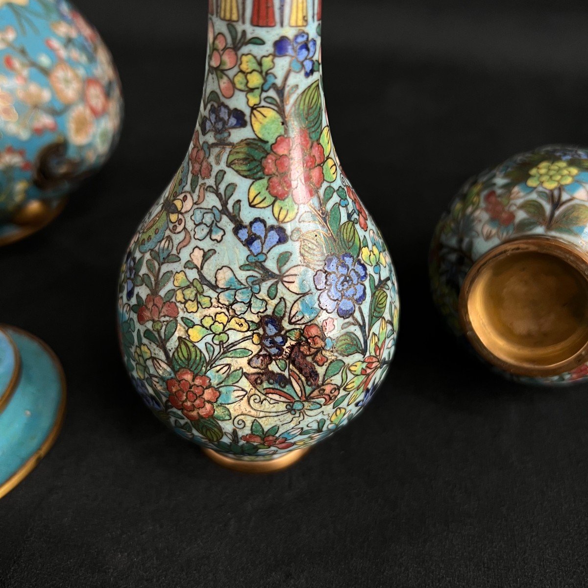 Teapot And Pair Of Bronze Vases, Cloisonné Enamels On A Turquoise Blue Background, China 19th Century -photo-5