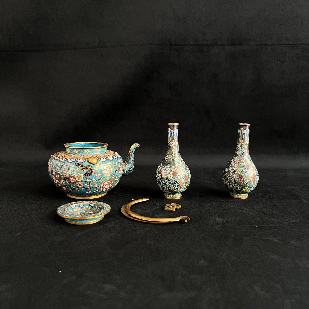 Teapot And Pair Of Bronze Vases, Cloisonné Enamels On A Turquoise Blue Background, China 19th Century 