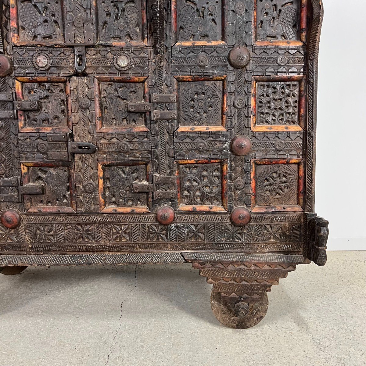 Antique Large Wooden Chest From Nepal, Asian Art, India, Carved Wood, 19th Century Wedding Chest-photo-3