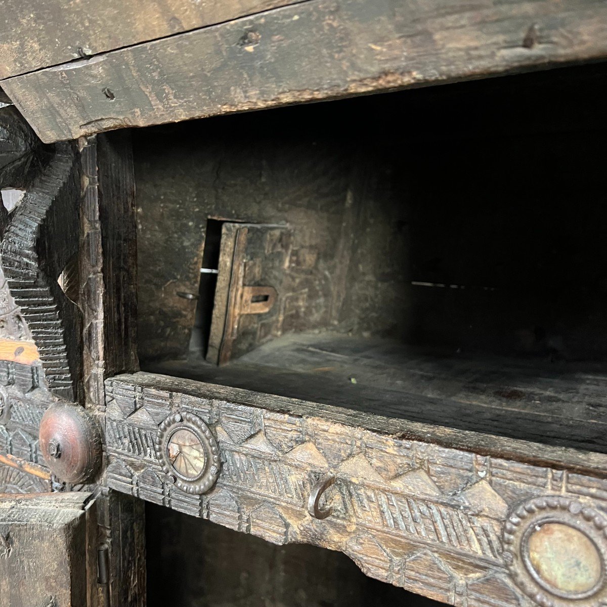 Antique Large Wooden Chest From Nepal, Asian Art, India, Carved Wood, 19th Century Wedding Chest-photo-1