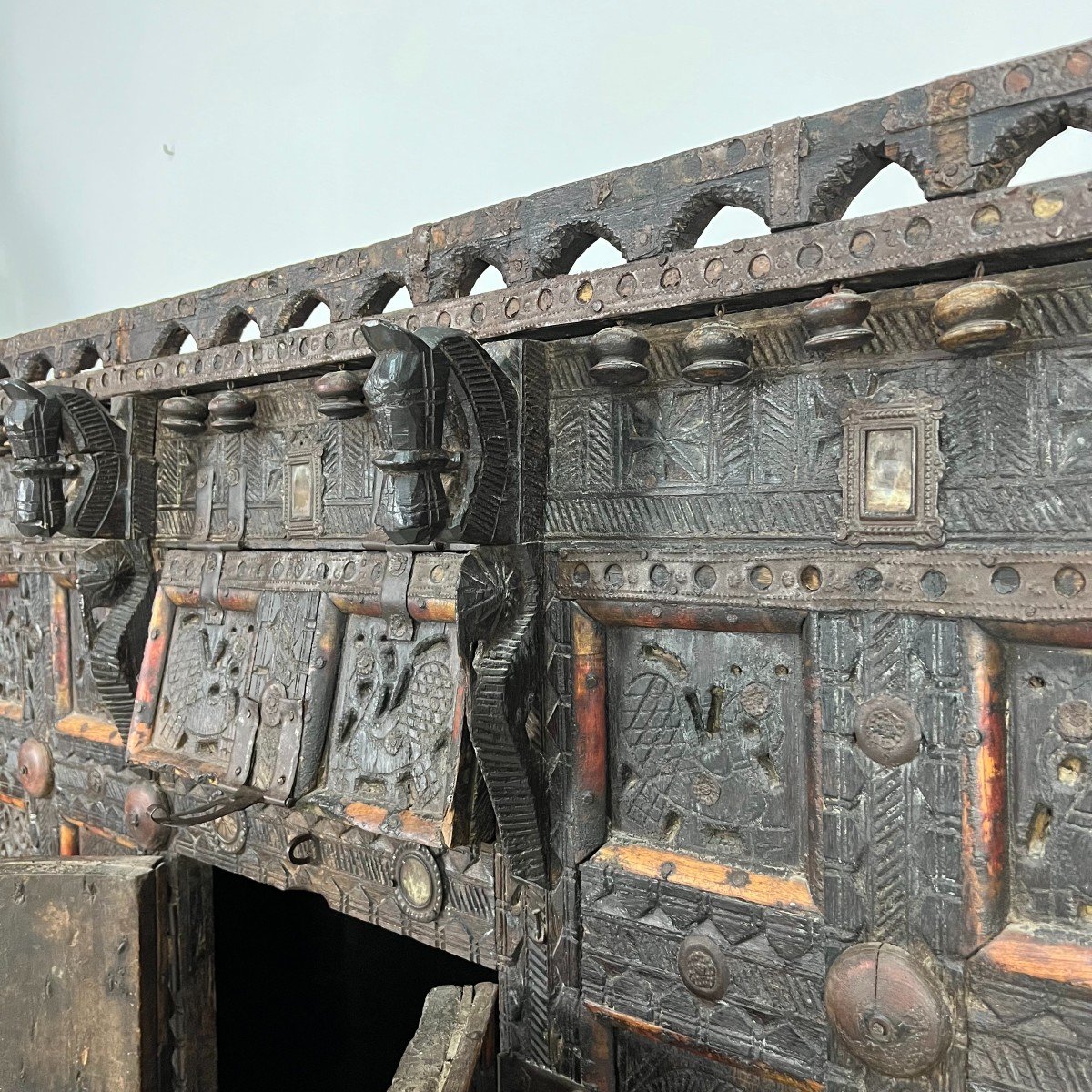 Antique Large Wooden Chest From Nepal, Asian Art, India, Carved Wood, 19th Century Wedding Chest-photo-3