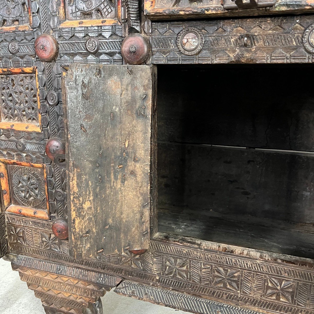 Antique Large Wooden Chest From Nepal, Asian Art, India, Carved Wood, 19th Century Wedding Chest-photo-4