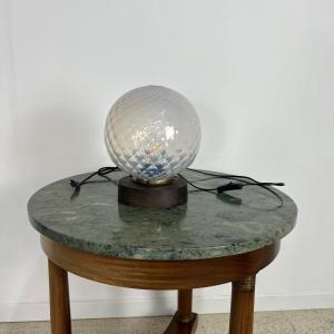 Charmante Petite Lampe De Table Chevet, Globe De Verre Italien Ancien Laiteux, Base En Bois