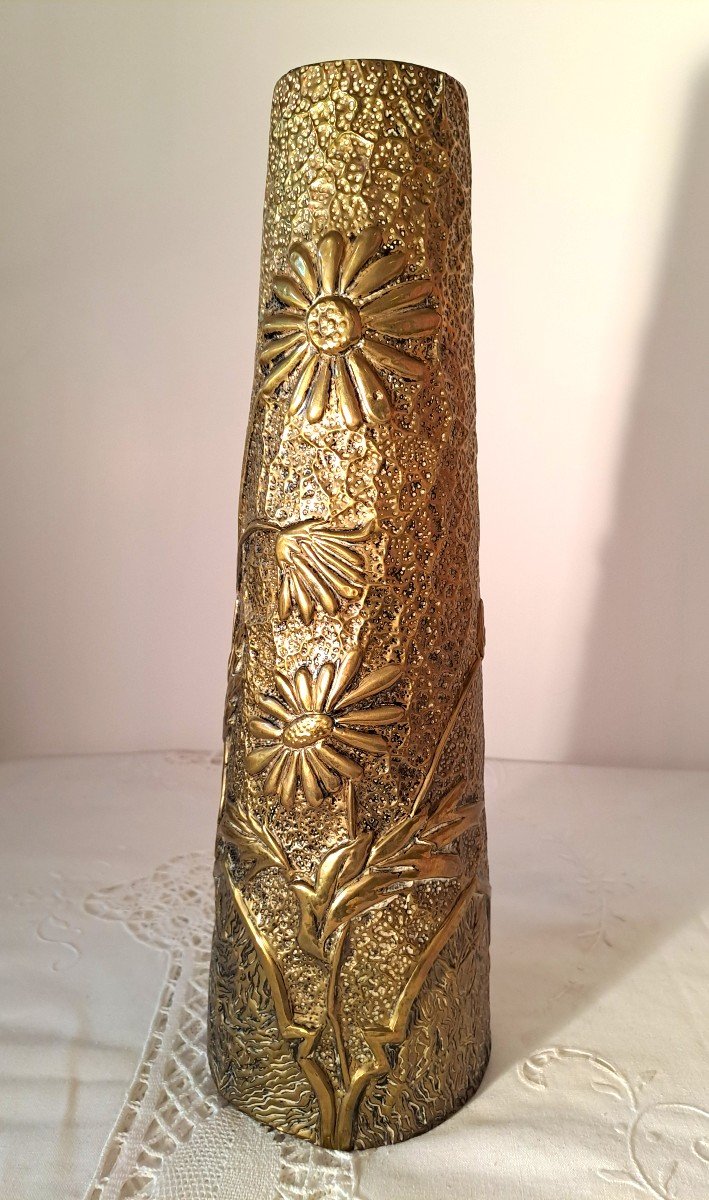 Vase en Laiton Repoussé à Décor de Marguerites, Dinanderie époque Art Nouveau