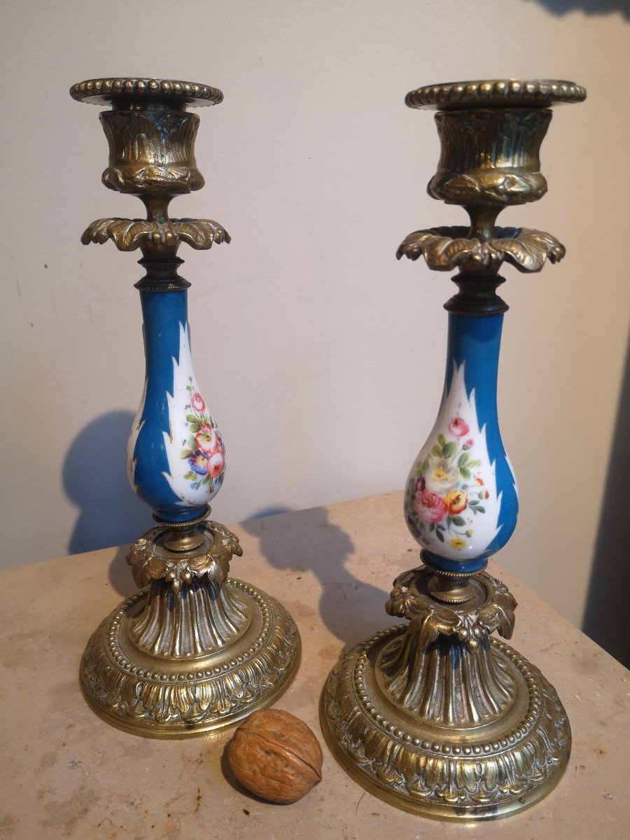 Paire de bougeoirs Napoléon III, bronze et porcelaine de Paris-photo-2