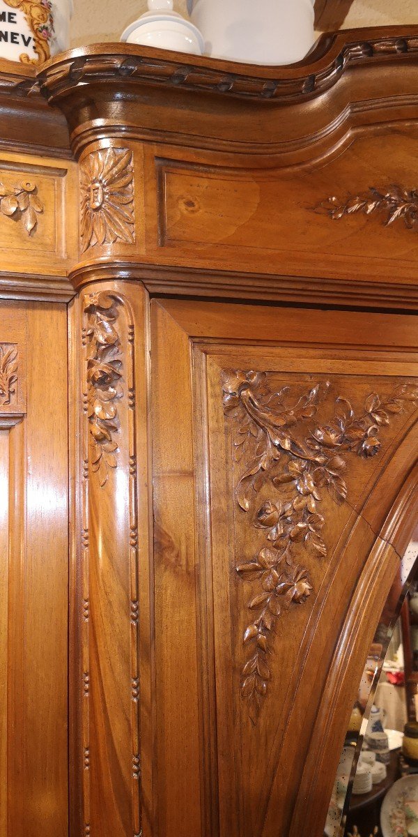 Armoire de Chambre de style Louis XVI, dans l'esprit naissant de l'Art Nouveau, Noyer sculpté -photo-4