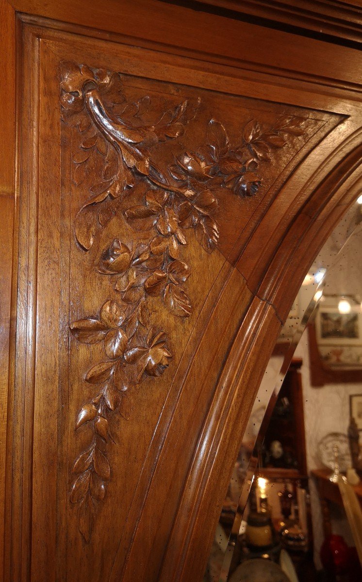 Armoire de Chambre de style Louis XVI, dans l'esprit naissant de l'Art Nouveau, Noyer sculpté -photo-1