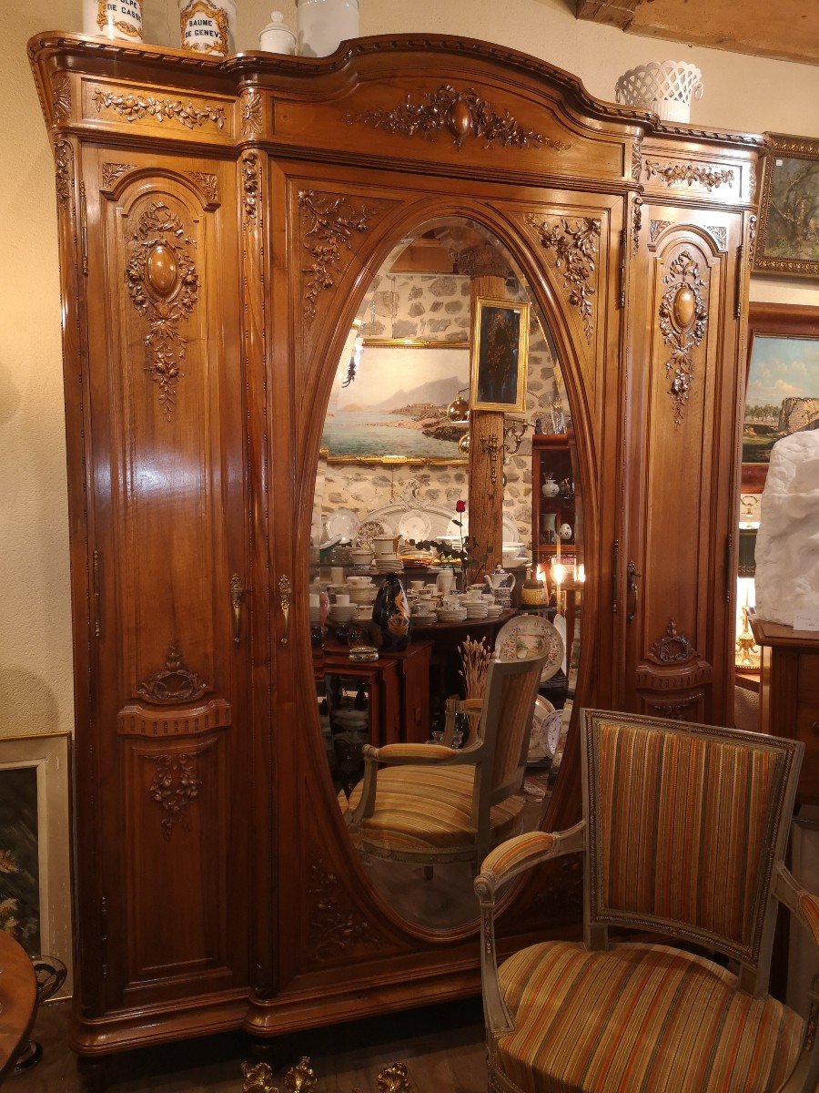 Armoire de Chambre de style Louis XVI, dans l'esprit naissant de l'Art Nouveau, Noyer sculpté 