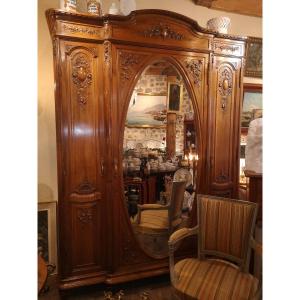 Armoire de Chambre de style Louis XVI, dans l'esprit naissant de l'Art Nouveau, Noyer sculpté 