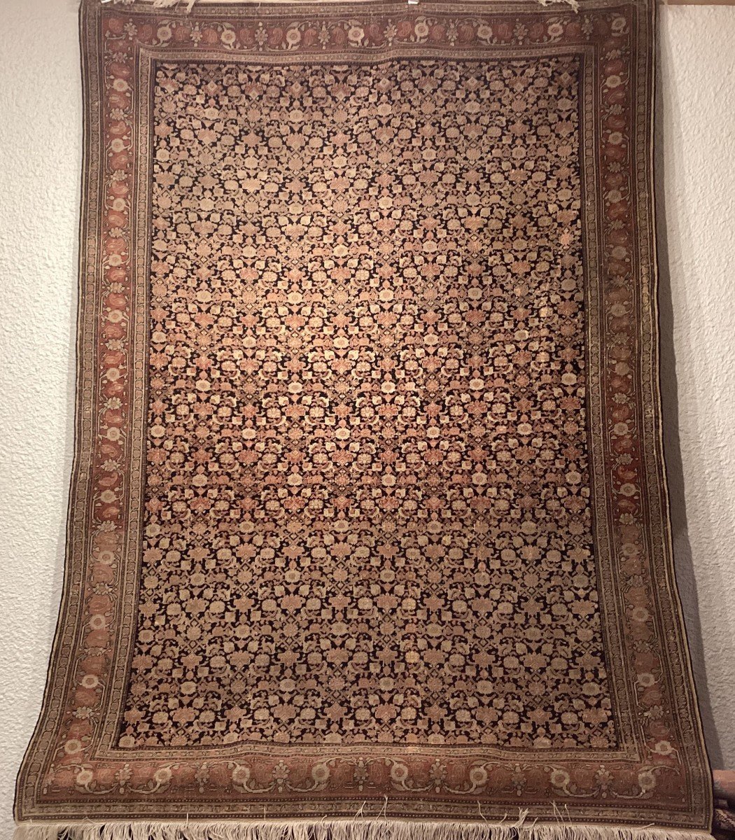 Deux tapis d orient en soie sur fond or. 270 x 137 cm On…