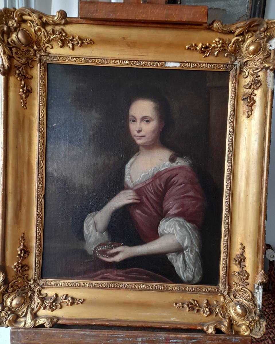 Young Woman From The 17th Century Holding A Pearl Necklace-photo-2