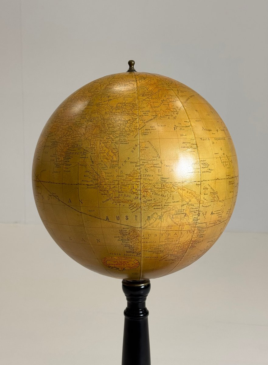 Grand Globe Dans Une Vitrine-photo-1