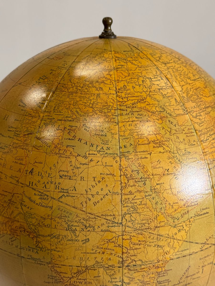 Grand Globe Dans Une Vitrine-photo-2