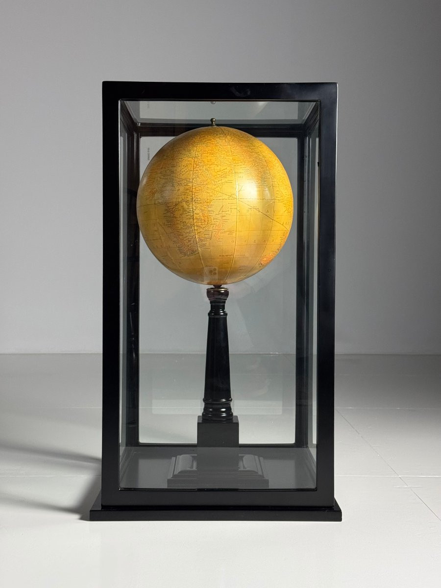 Grand Globe Dans Une Vitrine-photo-6