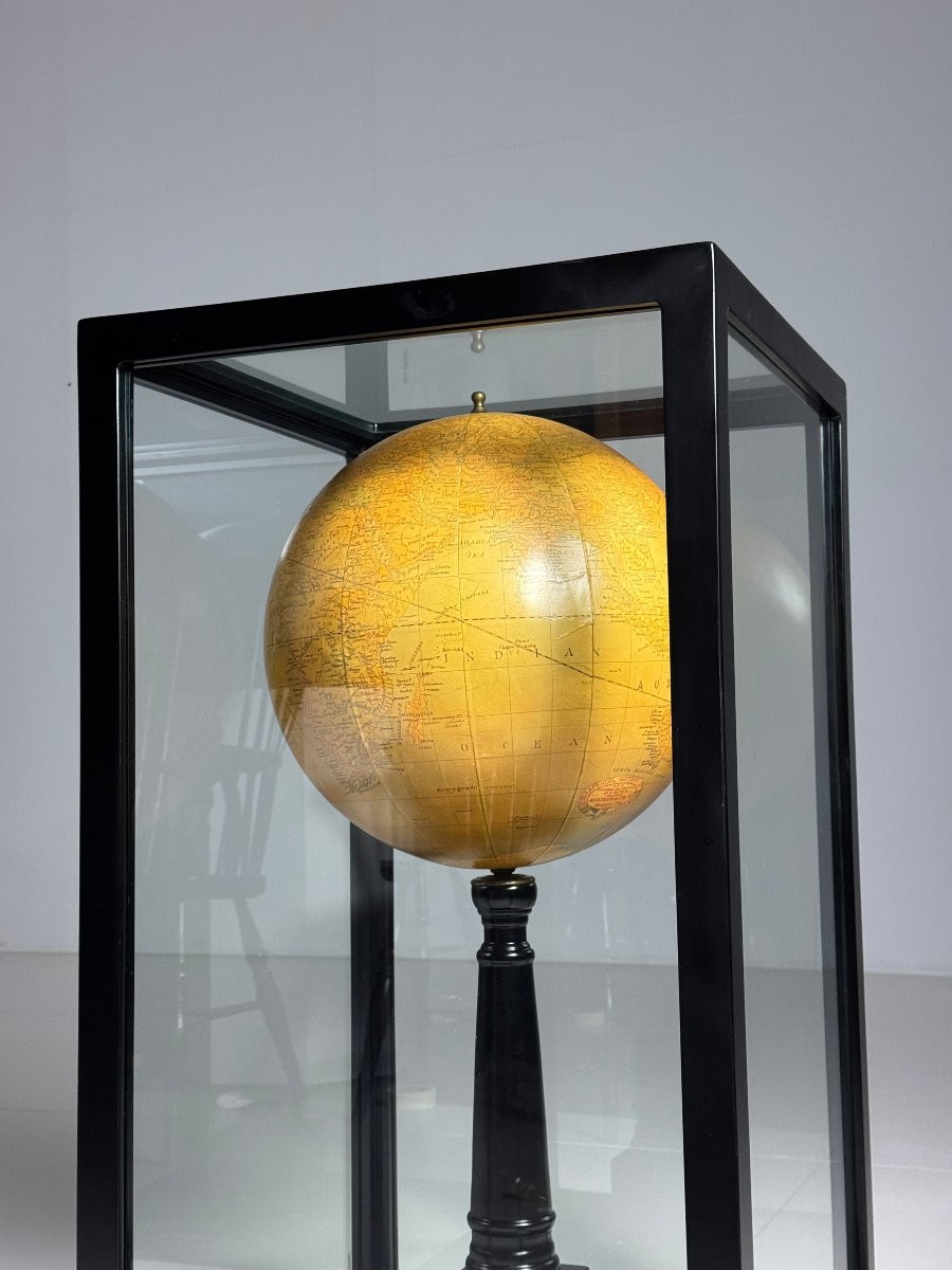 Grand Globe Dans Une Vitrine-photo-7