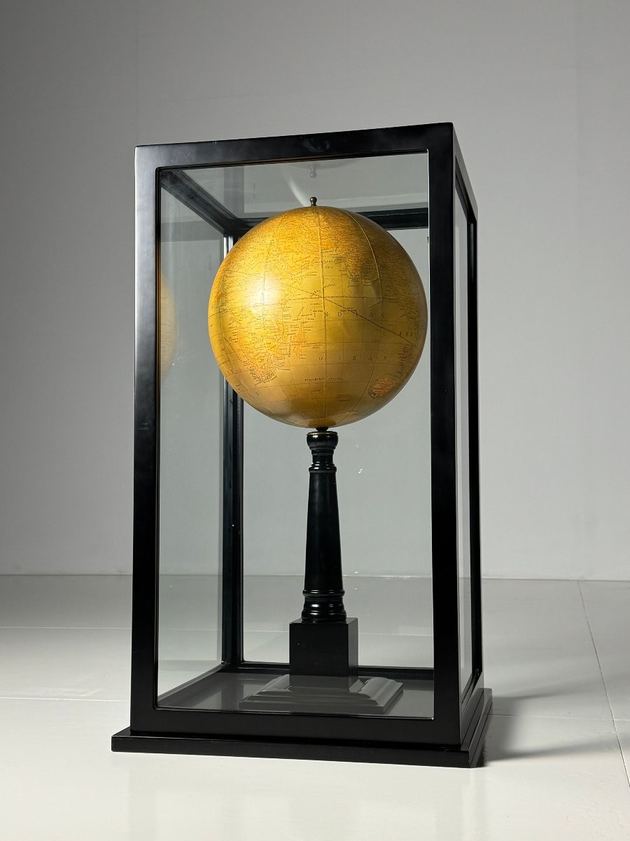 Grand Globe Dans Une Vitrine-photo-8