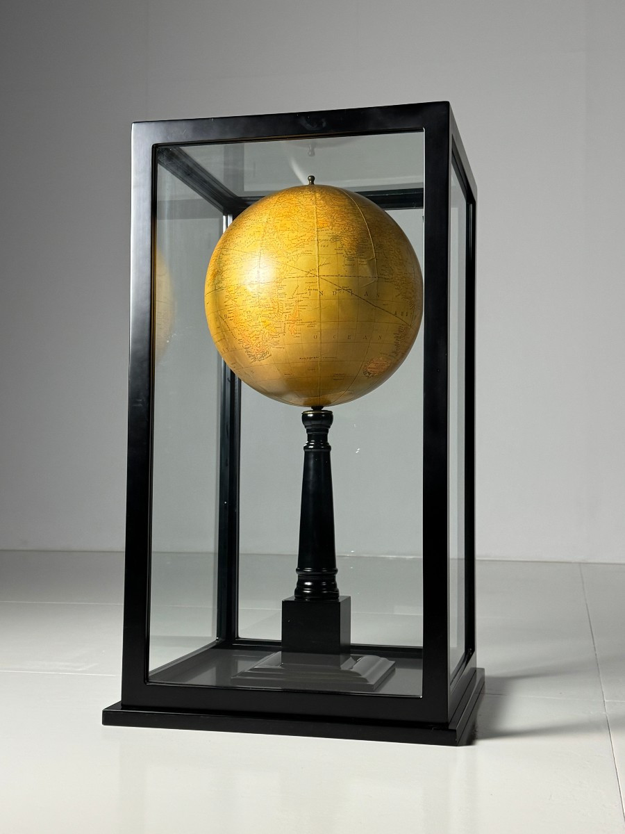 Grand Globe Dans Une Vitrine