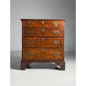 Commode anglaise en loupe de noyer 18e siècle