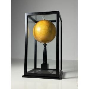 Grand Globe Dans Une Vitrine