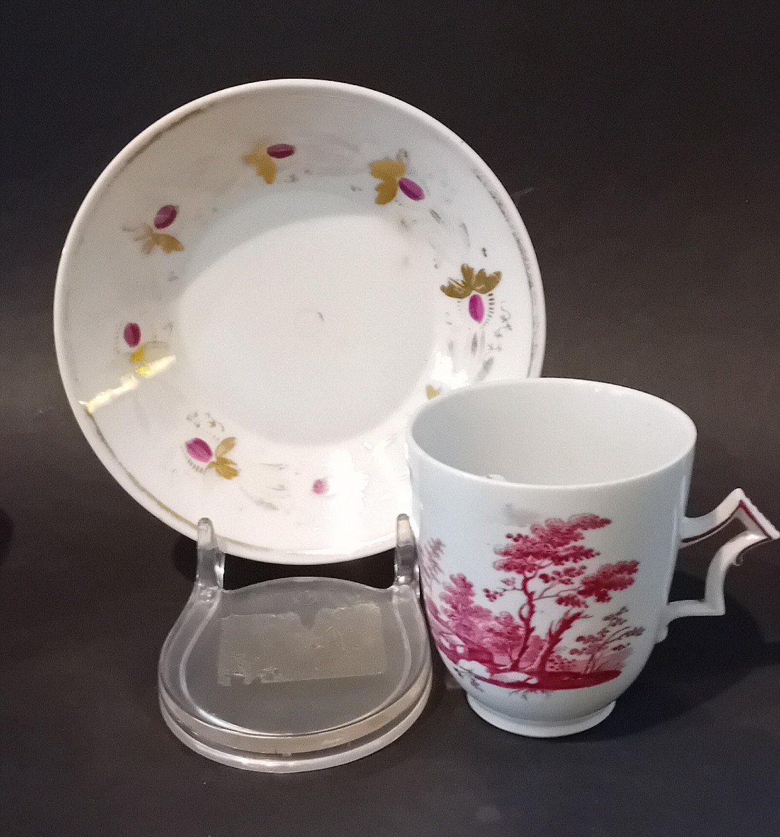 Tasse Et Soucoupe En Porcelaine Décorées En Camaïeu Et Dorure