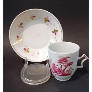 Tasse Et Soucoupe En Porcelaine Décorées En Camaïeu Et Dorure