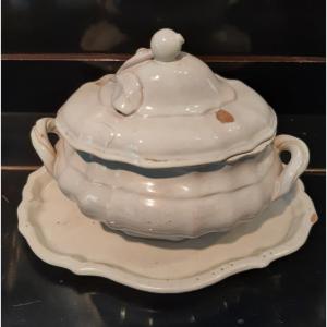 Saucière Antique En Majolique Blanche Avec Plateau