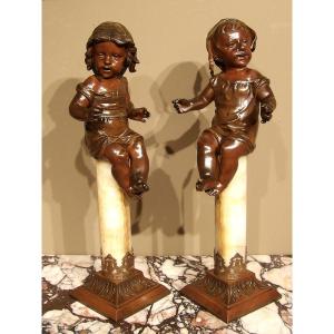 NICOLAS LECORNEY - Couple d'enfants en bronze sur des colonnes en onyx