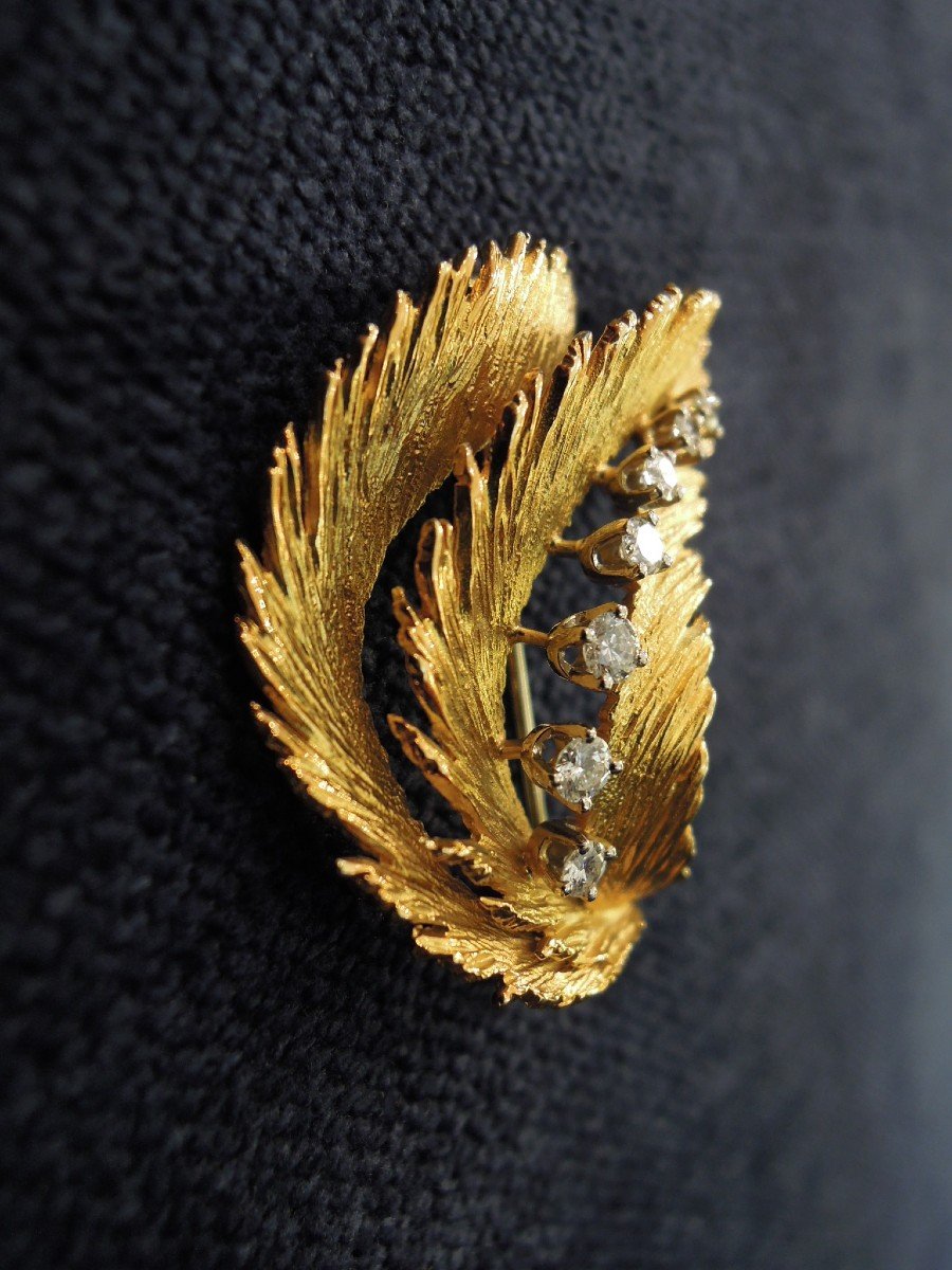 Broche en or 18 carats en forme de feuilles ou plumes stylisées, ornée de 7 diamants-photo-2