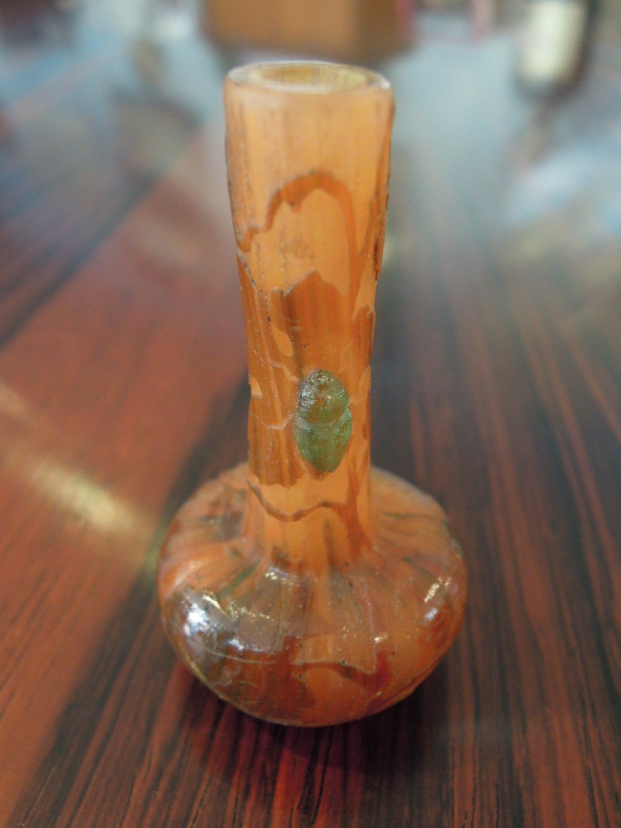 Vase miniature Daum à Nancy décor de vigne et application d'un coléoptère-photo-2