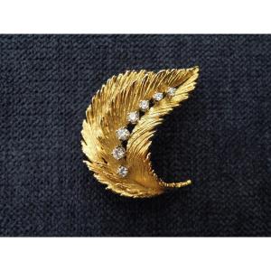 18-carat Gold Brooch In The Shape Of Stylized Leaves Or Feathers, Decorated With 7 Diamonds
