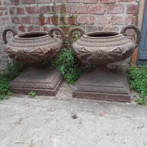 Paire de grandes vasques de jardin en fonte de fer