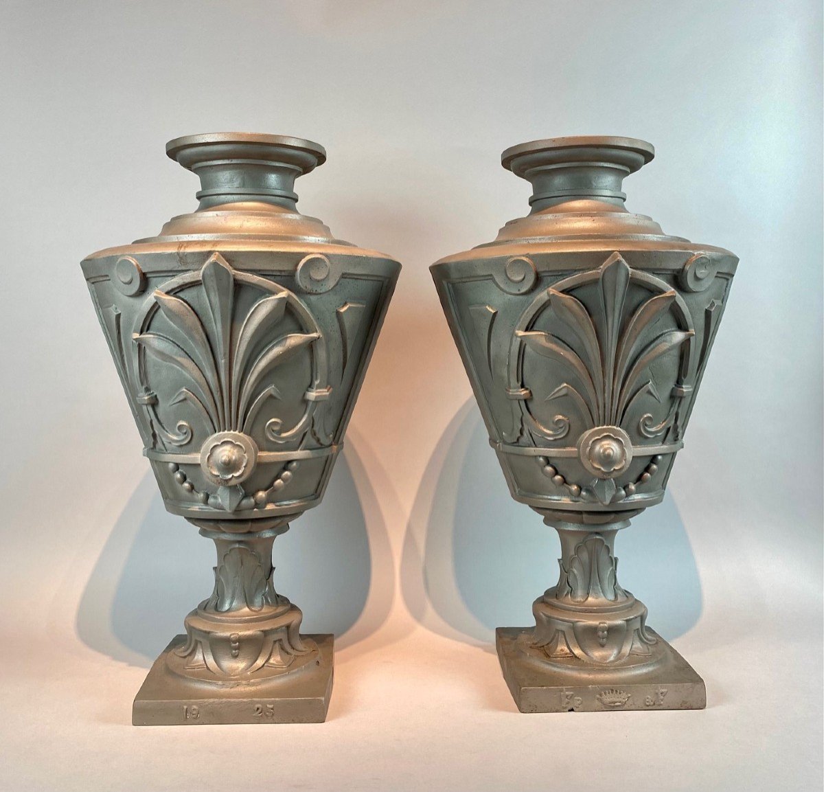 Une Belle Paire De Vases En Fonte, FP & F, 1925